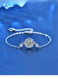 Vue macro du bracelet en argent 925 avec pierres de moissanite étincelantes taille 3EX