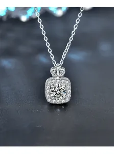 Détail du pendentif carré halo avec couronne et moissanite brillante de taille 3EX