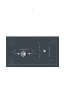 Disegno dettagliato di un bracciale quadrifoglio in argento 925 con moissanite 0.5ct