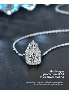Gros plan du pendentif couronne en argent plaqué avec moissanite carrée