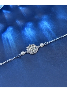 Détail macro du pendentif tournesol en argent 925 avec cristaux de moissanite
