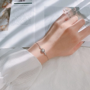 Détail d'un bracelet attrape-rêves en argent 925 avec moissanite sur un poignet