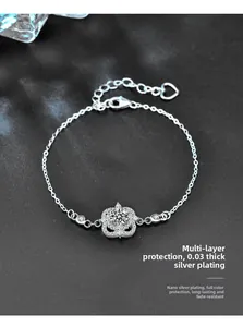 Dettaglio di un bracciale in argento s925 con placcatura spessa e ciondolo cuore