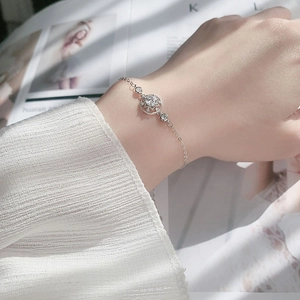 Gros plan du bracelet en argent sterling S925 avec moissanite sur le poignet d'une femme
