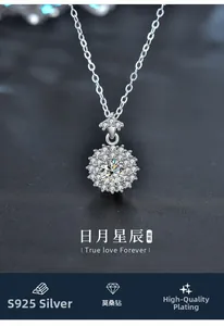 Vue détaillée du pendentif soleil en argent S925 serti de pierres de moissanite