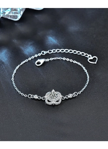Dettaglio macro del bracciale a quadrifoglio in argento 925 con moissanite brillante