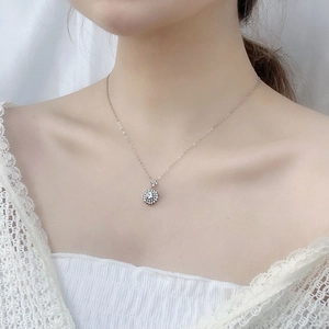 Collier avec pendentif soleil et lune en moissanite argent 925 sur un mannequin
