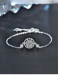 Détail d'un bracelet en argent 925 avec une pierre moissanite de coupe 3EX