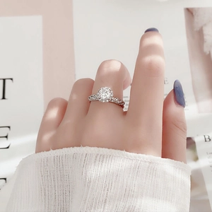 925 Sterling Silber Moissanit Ring mit Halo-Fassung und gedrehtem Band am Finger