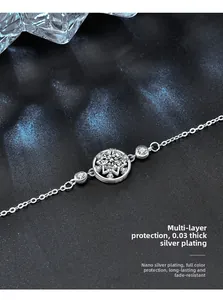 Détail du bracelet en argent S925 avec design flocon et pierres de moissanite polies
