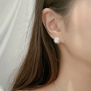 Elegant 925 sterling silver four-leaf clover stud earrings with sparkling moissanite stones