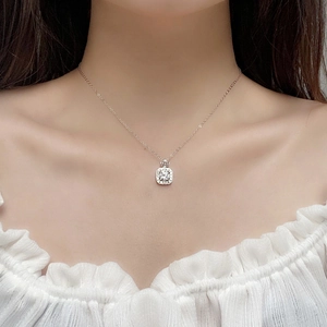 Collier flacon de parfum en argent 925 avec moissanite porté par un mannequin chic