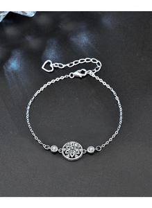 Détail du bracelet en argent 925 avec moissanite ronde et pendentif en forme de cœur