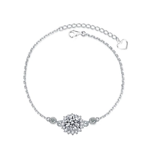 Bracelet tournesol en argent 925 et moissanite avec pétales pavés sur fond blanc