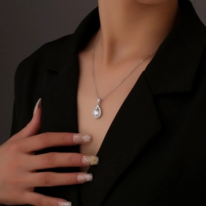 Elegante collana in argento 925 con pendente in moissanite a goccia indossata da modella