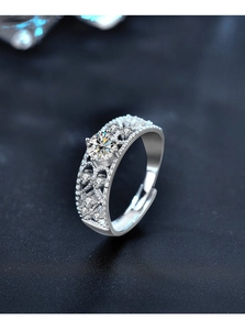 Macro shot of 925 silver moissanite ring showing 4-prong setting and hollow design