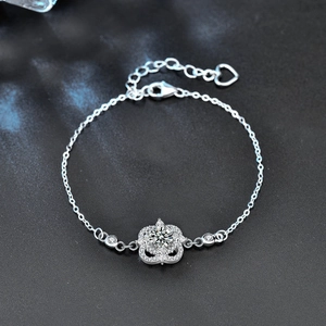 Bracciale quadrifoglio in argento 925 con pietra moissanite e ciondolo a cuore