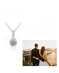 Dettaglio macro del ciondolo a goccia in argento con moissanite e pavé di diamanti
