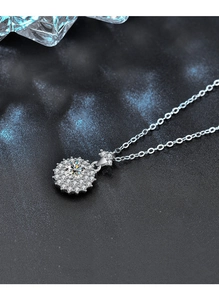 Vue macro d'un collier soleil et lune en argent 925 avec pendentif en moissanite