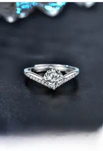 Vue macro d'une bague couronne en V avec moissanite et anneau en argent S925 serti de pavé
