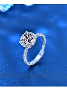 Macro detail of S925 silver ring with 1 carat moissanite and halo diamond setting