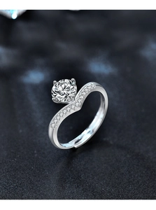 Vue détaillée d'une bague en argent sterling en forme de V avec sertissage en couronne