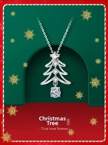 Detail einer 925er Silber Halskette mit Weihnachtsbaum-Anhänger und Moissanit-Steinen