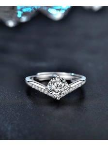 Vue macro d'une bague couronne en argent 925 en V avec moissanite 1ct et pavé de diamants