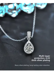 Macro del ciondolo a goccia in argento con moissanite e placcatura multistrato