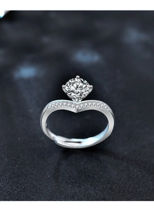 Détail de bague couronne en argent en forme de V sertie de moissanite et diamants