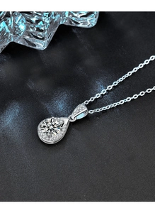 Dettaglio macro del ciondolo in moissanite a forma di pera con halo in argento S925