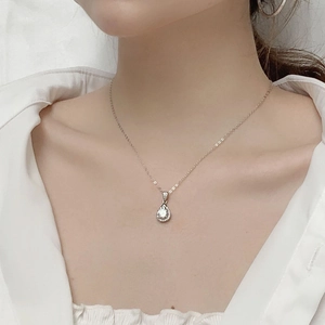 Primo piano della collana con ciondolo a goccia e moissanite su una modella