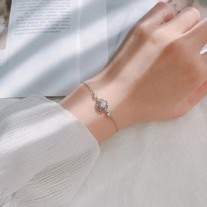 Bracelet élégant en argent sterling 925 avec moissanite ronde porté par un mannequin