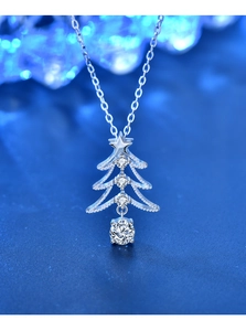 Detailansicht des Weihnachtsbaum-Anhängers aus 925er Silber mit funkelnden Moissanit-Steinen