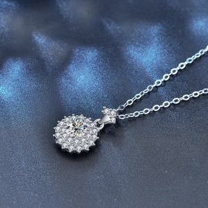 Pendentif tournesol en moissanite argent 925 avec pierres brillantes sur fond étoilé élégant