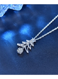 Nahaufnahme der 925 Sterling Silber Weihnachtsbaum Kette mit glänzendem Moissanit Anhänger