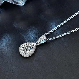 Collana con pendente a goccia in argento sterling S925 moissanite e montatura halo