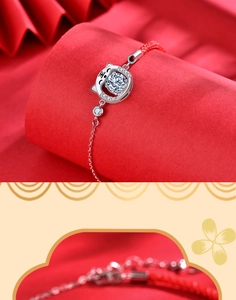 Vue détaillée du charm tigre en argent 925 avec moissanite sur cordon rouge tressé