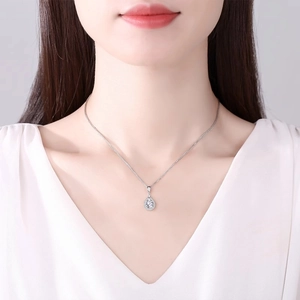 Collana in argento 925 con ciondolo in moissanite a forma di pera su una modella