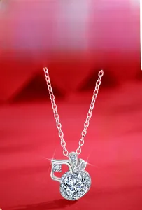 Vue détaillée du pendentif gourde en argent avec pierres moissanite et chaîne fine