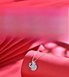 Détail macro du collier gourde en argent 925 avec pendentif moissanite sur socle rouge
