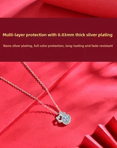 Détail du collier cœur en argent 925 avec une grande pierre centrale en moissanite