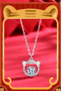 Dettaglio della collana con ciondolo tigre in argento e moissanite centrale lucida