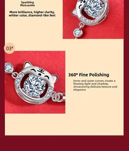 Détail d'une breloque tigre en argent avec moissanite sur fond de velours rouge