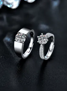 Nahaufnahme von S925 Sterling Silber Partnerringen mit Moissanit auf schwarzem Grund