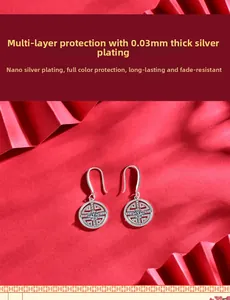 Détail de boucles d'oreilles pièces en argent 925 avec moissanite et motif chinois