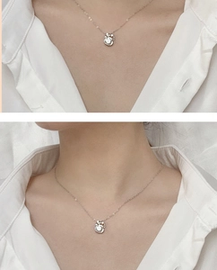 Détail du collier en argent S925 avec un grand pendentif en moissanite sur un modèle