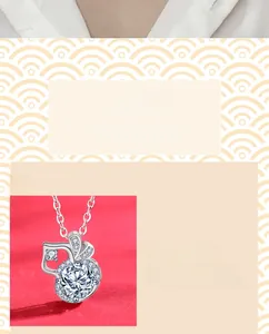 Détail macro du pendentif en moissanite taille ronde avec sertissage à quatre griffes