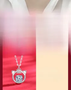 Dettaglio del ciondolo tigre zodiacale in argento 925 con moissanite e castone a quattro griffe