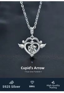 Macro di collana a cuore in argento S925 con pietra moissanite e dettagli delle ali